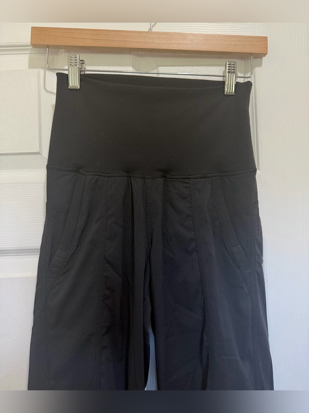 Lululemon Size 2 Cropped Dance Studio Pants - Picture 3 of 6